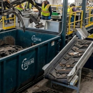 Tri et valorisation des débris de construction dans un centre de recyclage suite à une location de conteneur.